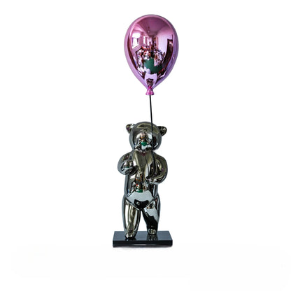 Sculpture d'ours avec ballon